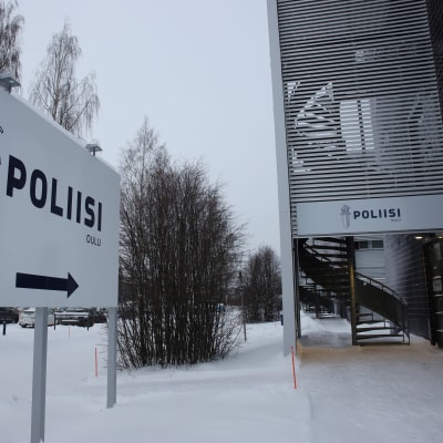 Iso kyltti, jossa lukee "poliisi Oulu" ja nuoli oikealle. 