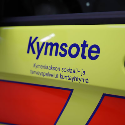 Kymsote-logo ambulanssin kyljessä