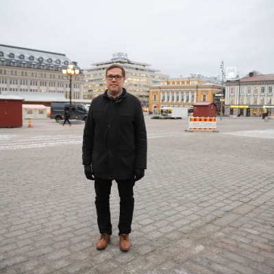 Simo A. Nurmi Turun kauppatorilla.