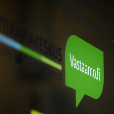 Psykoterapiakeskus Vastaamon tarra toimipaikan ulko-ovessa.