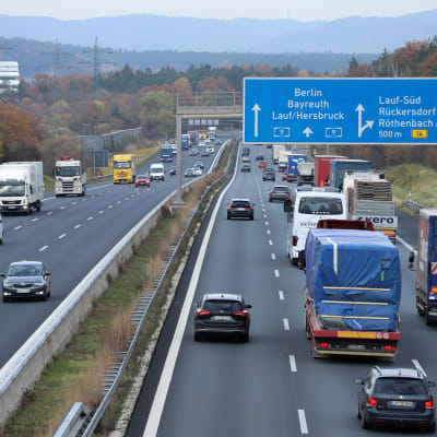 Tät trafik på motorvägen A9 mellan Berlin och  München