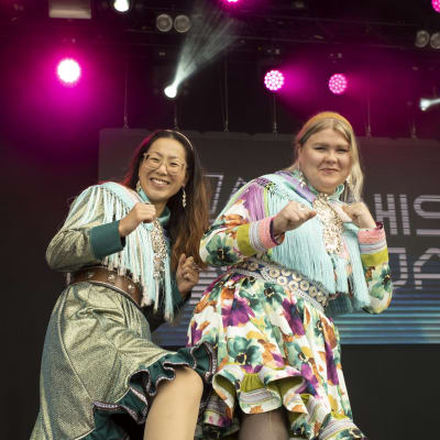Yle Sápmin toimittajat Xia Torikka ja Marianne Ketola Ijahis idja -festivaaleilla juontotehtävissä.