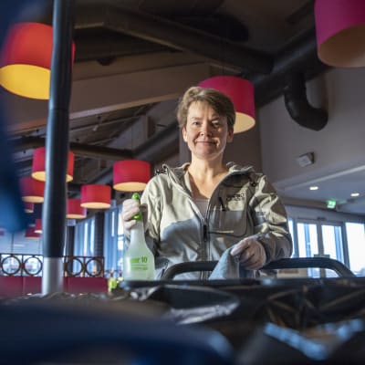 Anu Hokkonane siivoamassa työpaikallansa Koskelon matkakeskuksella