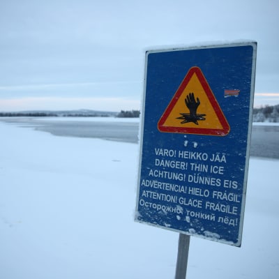 Heikoista jäistä varoittava kyltti Rovaniemellä