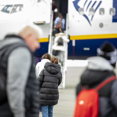 Budapestiin lähteviä matkustajia kävelemässä kohti lentokonetta Lappeenrannan lentokentällä.