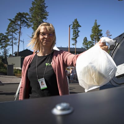 Kuvassa on Eva Sjöman, aluepalvelusuunnittelija, Lounais-Suomen jätehuolto.