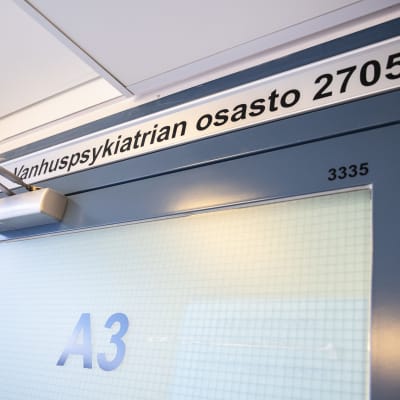 Julkulan sairaalan vanhuuspsykiatrian osaston ovi