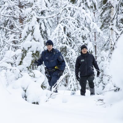 erätarkastaja Tobias Peura ja vanhempi konstaapeli Kimmo Örn etsivät susien jälkiä lumisessä metsässä