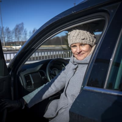 Meiju Kallio-Peltoniemi, istuu autossa Kulosaaressa