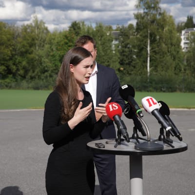Statsminister Sanna Marin (SDP) talar i mediernas mikrofoner ute.