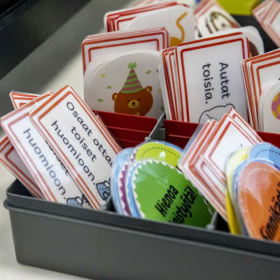 Oppilaiden kannustamiseen tarkoitettuja kortteja.
