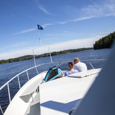 Koski-Laiva Oy alus ajamassa Kallavedellä