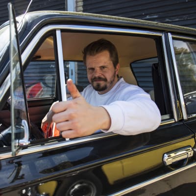 Siperian hummerin yrittäjä Hannu Laurikainen Ministeriladan (Lada 1300, vm. 91) kyydissä