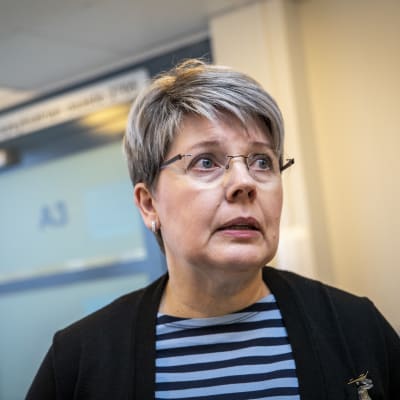 Sairaanhoitaja Päivi Esmael Julkulan sairaalan käytävällä