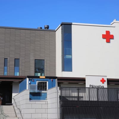 Kymenlaakson keskussairaalan infektiovastaanoton sisäänkäynti ja päivystys Kotkassa.