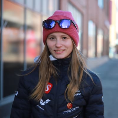 Mäkihyppääjä Jenny Rautionaho muotokuvassa.