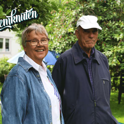 Anneli Honkanen och Matti Honkanen står bredvid varandra i sin trädgård. 
