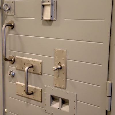 En dörr till en fängelsecell.