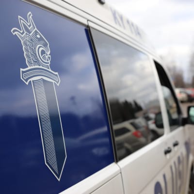 Poliisiauto Kaakkois-Suomen poliisilaitoksen pihalla.