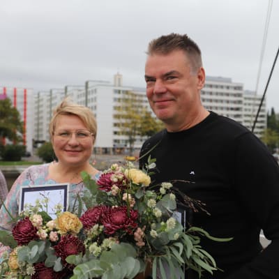 Radioredaktören Maisku Holmström blev vald till årets positivaste Åbobo och TPS ishockeytränaren Raimo Helminen från Tammerfors fick ett hedersomnämnande. Bilden är fotograferad ombord på båten Ukko-Pekka.