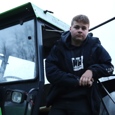 Koulumatkat traktorilla ajava 15-vuotias eurajokelainen Ville Laaksonen nojaa traktorin oveen.