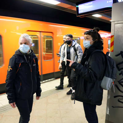 Anki Herlin och Ellis Barco i Helsingfors metro.