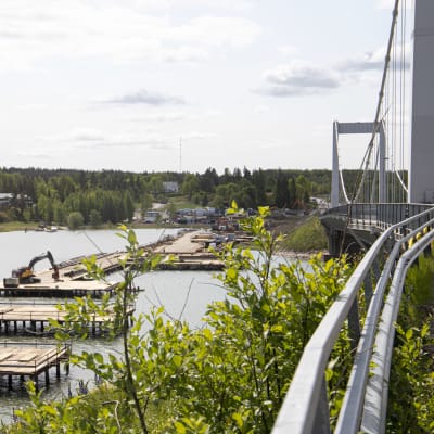 Vy över Rävsundsbron i Pargas, bygget av en ny bro pågår i sundet. 