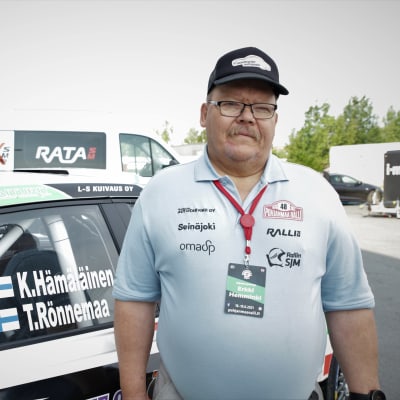 Pohjanmaa Rallin kilpailunjohtaja Erkki Hemminki seisoo kilpailutoimiston edessä Seinäjoella.