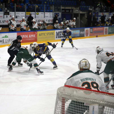 Jääkiekkoilijat pelaavat Lappi Areenan kaukalossa. 