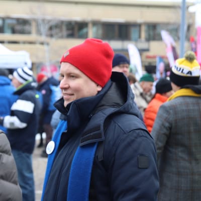 Ville Tavio keskustelee ihmisvilinässä Naantalin Tuhkamarkkinoilla.