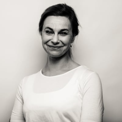 Vaaleaan puseroon pukeutunut nainen hymyilee kameralla. Anu Laitila on Turun uusi kulttuurijohtaja.