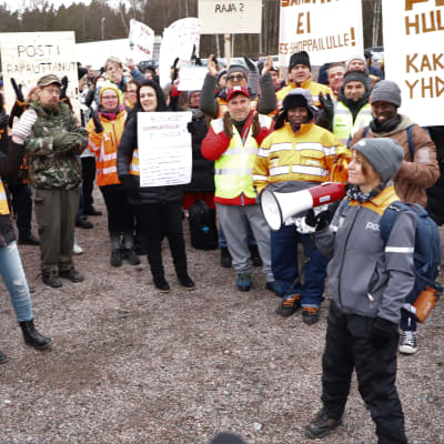 Demonstranter med plakat utanför Postens huvudkontor.