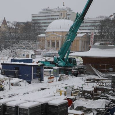 Överblick på arbetet som pågår på åbo salutorg. Snön ligger tjock