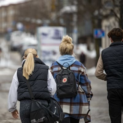Lappeenrantalaisa lukiolaisia kävelemässä Lappeenrannan keskustassa.