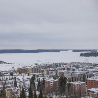 Taustalla näkyy Kuopion satama-alueen rakennustyöt ja jäämaratonrata.