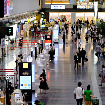 Matkustajia Hanedan lentokentällä Tokiossa elokuussa 2022.
