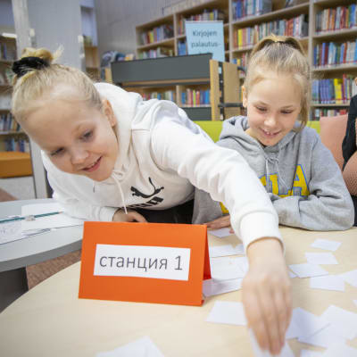 Peppi Kaukoranta, Alisa Hämäläinen ja Eetu Päivänurmi pelaavat muistipeliä venäjän tunnilla.