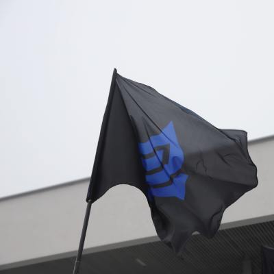 Den Blåsvarta Rörelsens flagga vajar i vinden. 