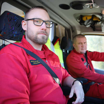 Ensihoitaja Marko Mikkonen ja sairaankuljettaja Marko Lahtinen istuvat ambulanssissa.