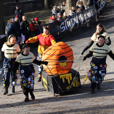 En pulka i form av en bikupa, och karaktären Nalle Puh.