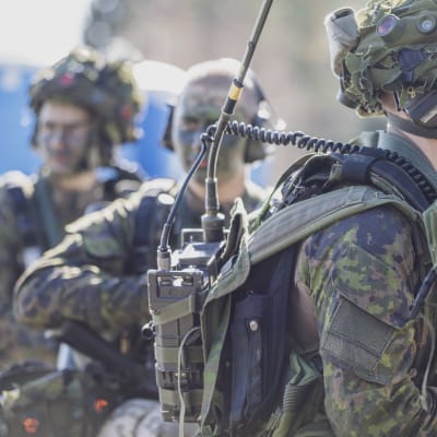 Varusmiehet seisovat rivissä harjoituksen jälkeen.