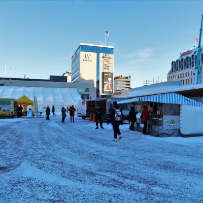 Torghandel vid Salutorget i Åbo vintertid.