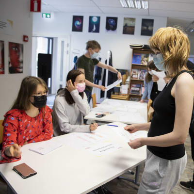 Nuoria jonottamassa äänestysvuoroa Parolan lukion nuorisovaaleissa. 