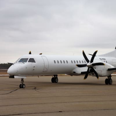NyxAir -yhtiön Saab 2000 -matkustajalentokone pysäköitynä Kemi-Tornion lentokentälle.