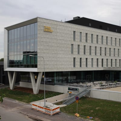 Turku Energian uusi toimistorakennus Turun itäharjulla kesällä 2022. Kuvan ottamisen jälkeen tämän rakennuksen viereen on rakennettu toinen rakennus.