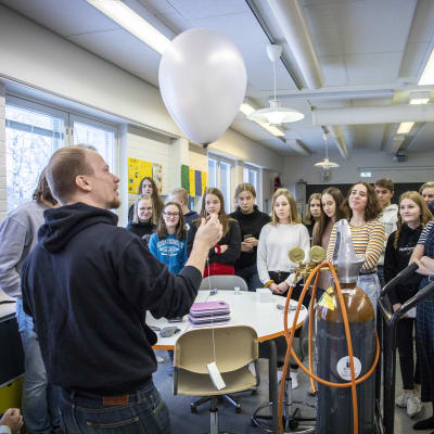 Mikko Laitinen näyttää Heliumpalloa oppilaille.