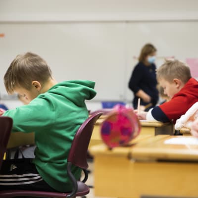 Myllymäen koulun oppilaita oppitunnilla väistötiloissa tammikuussa 2021.