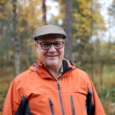 Kuvassa Mikko Törmälä metsäisessä maisemassa syksyllä Rovaniemellä.