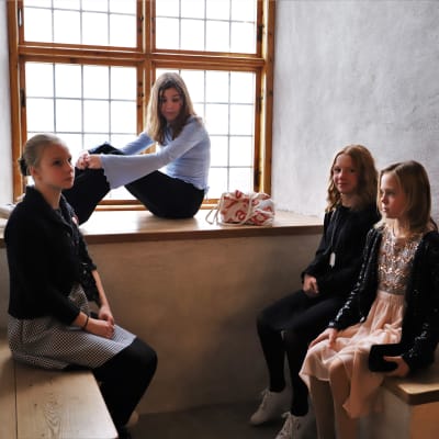 Sirkkalaelever på Åbo slott. På bilden Amanda Widenius, Helmi Niemi, Wilma Hagström och Felicia Rehn. 
