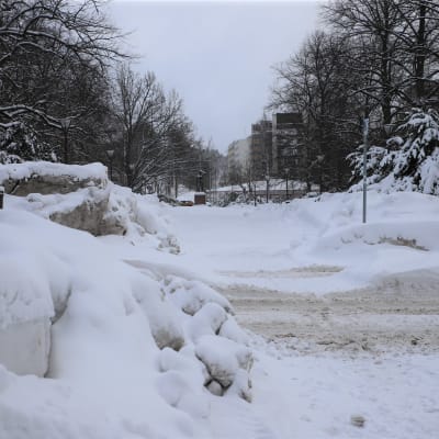Korkeita lumivalleja Lahden Rautatienkadulla. 